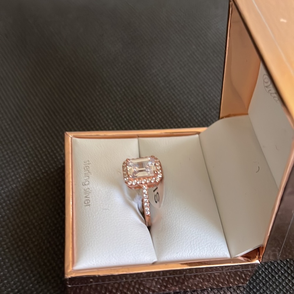 Woman’s Ring - Picture 2 of 5